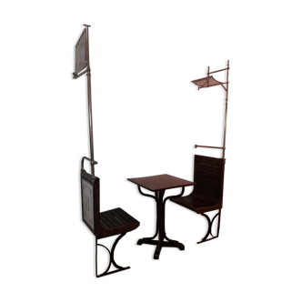 Lot de deux chaises de métro en bois avec table