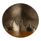Wall-mounted aluminum plate with mountain design
