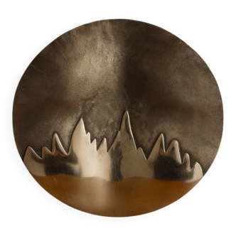 Wall-mounted aluminum plate with mountain design