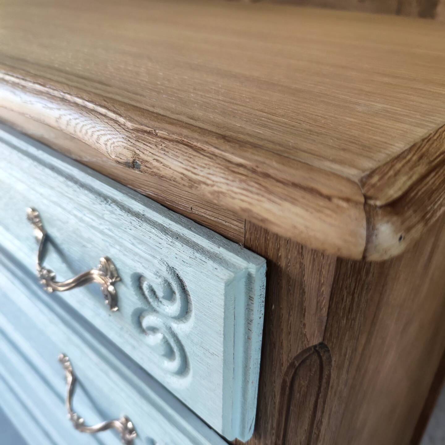 Oak chest of drawers