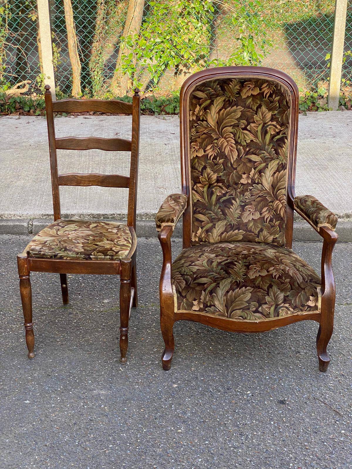 Vintage chair in carved solid wood and velvet fabric.