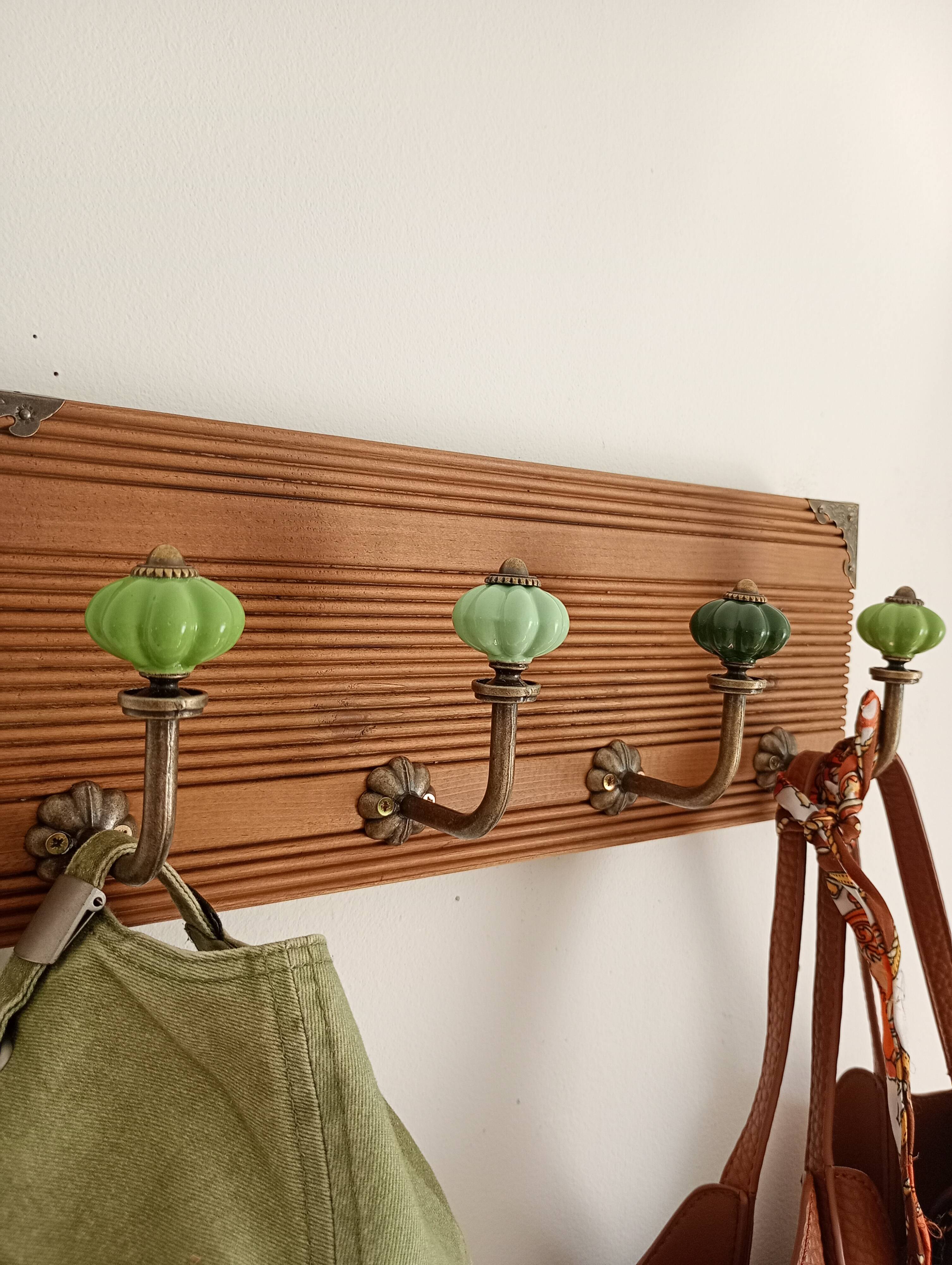 Wall-mounted coat rack in wood – 40 cm – 4 hooks in metal and green ceramic