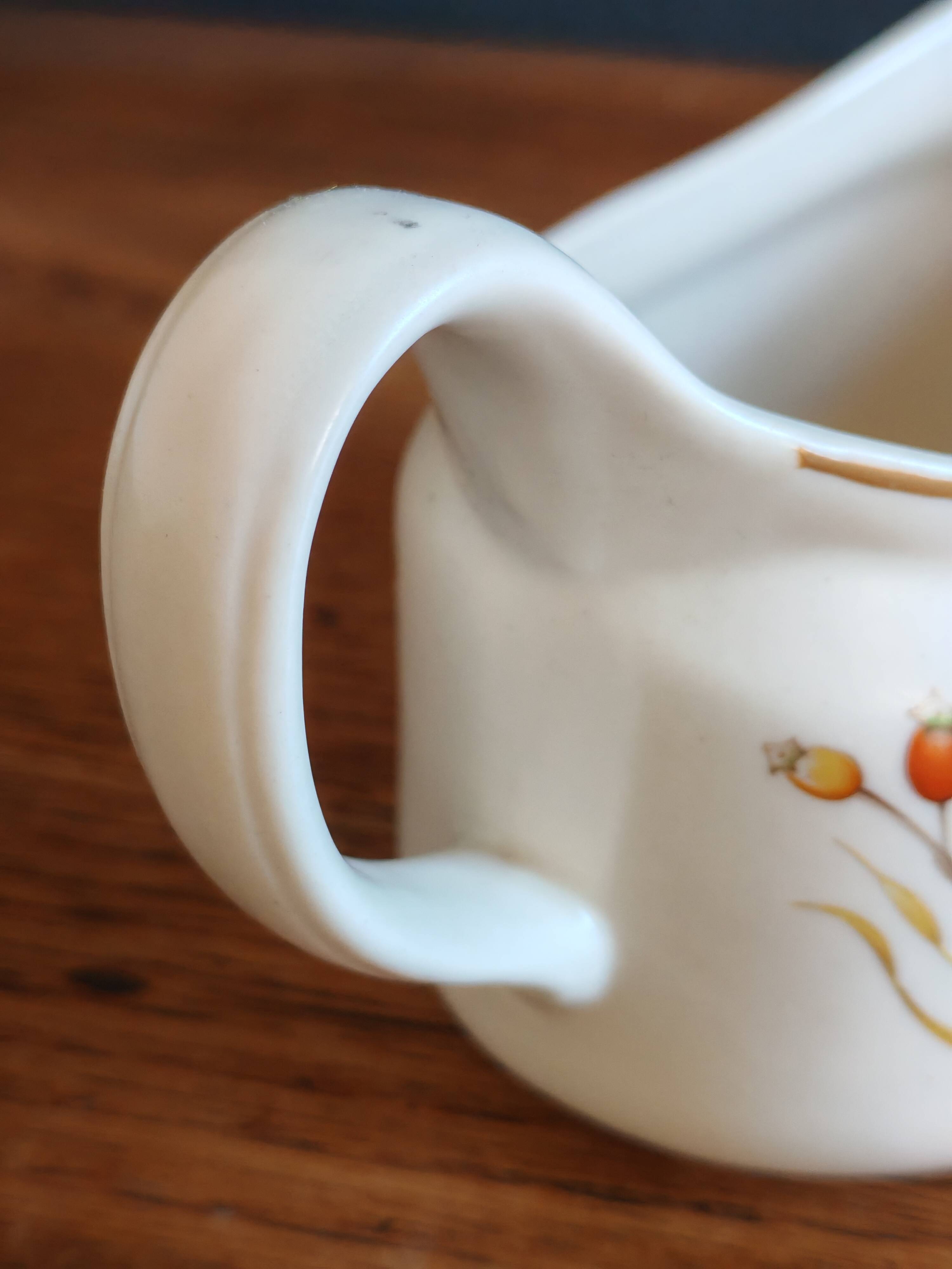 "Harvest 1418" sauceboat in English porcelain