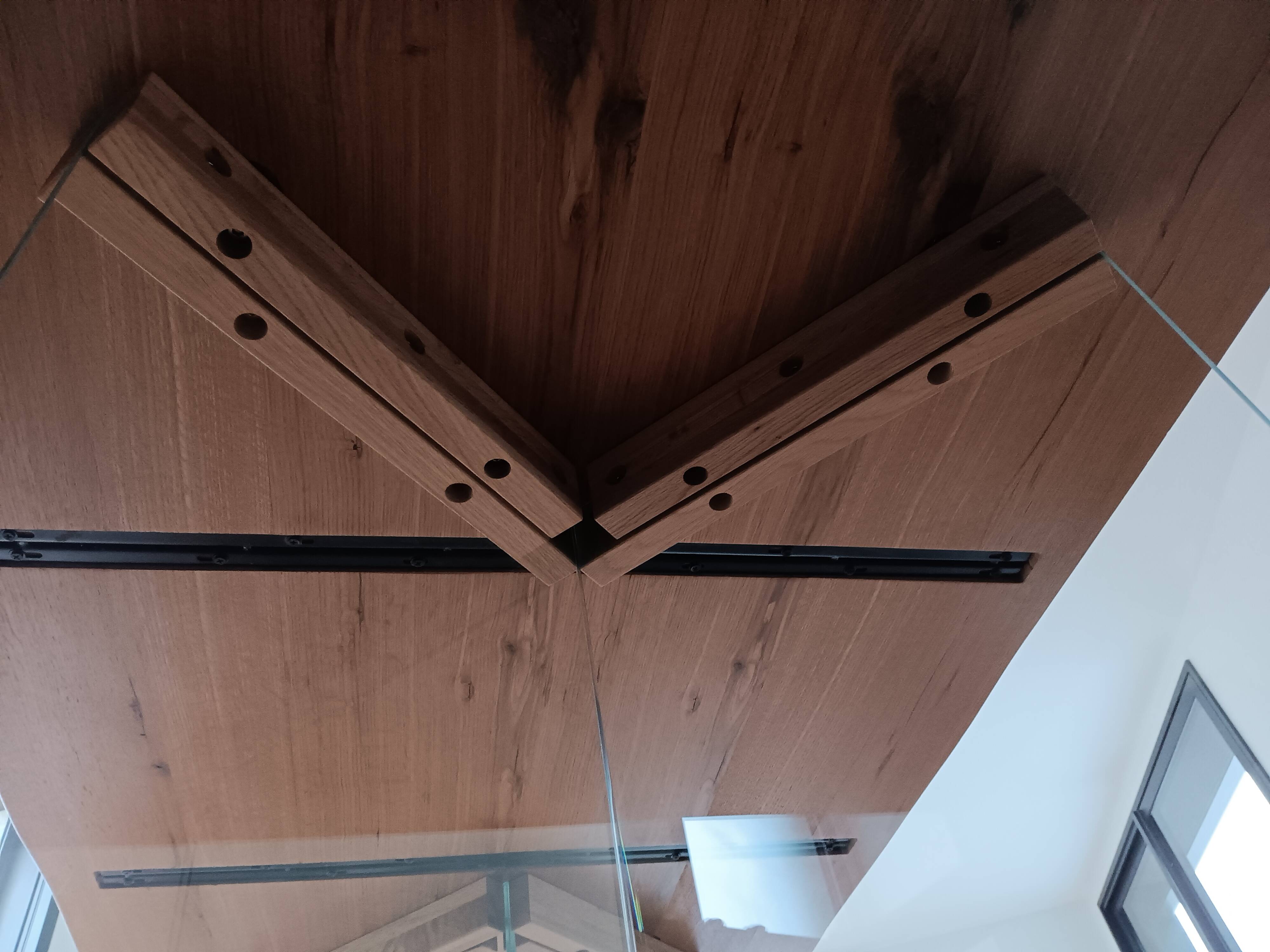 Oak table top with tempered glass legs – in perfect condition.