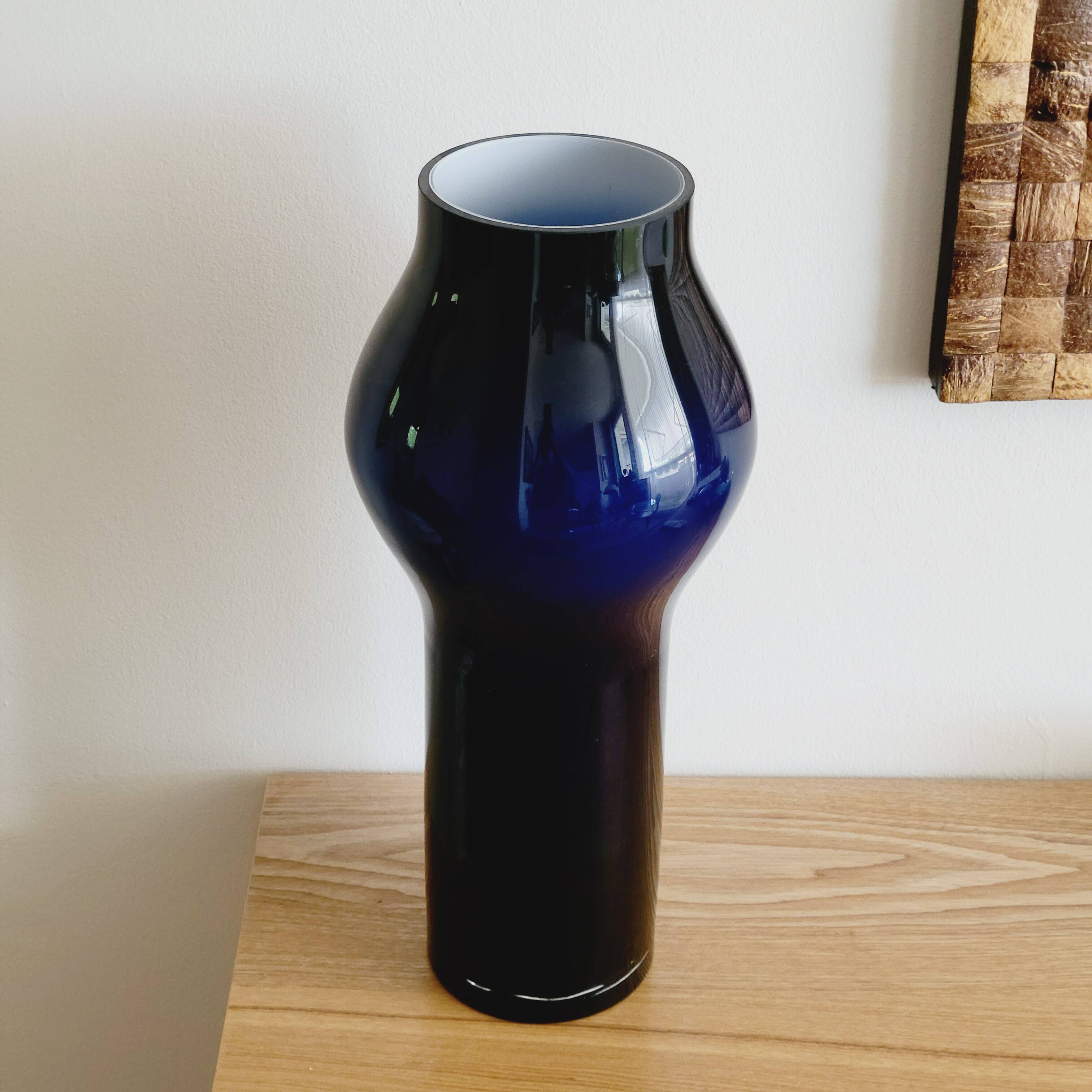 Imposing Midnight Blue Blown Glass Vase Design