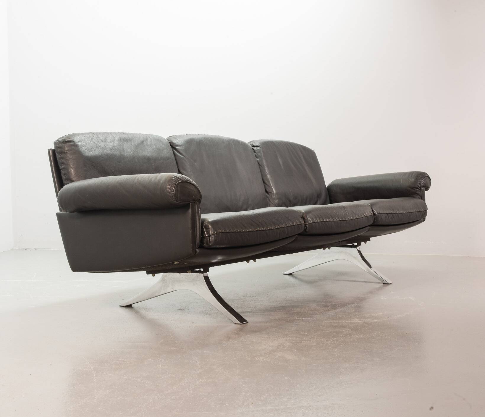 De Sede Black Leather Strap Stitched Three-Seat Sofa DS31. Switzerland, 60s