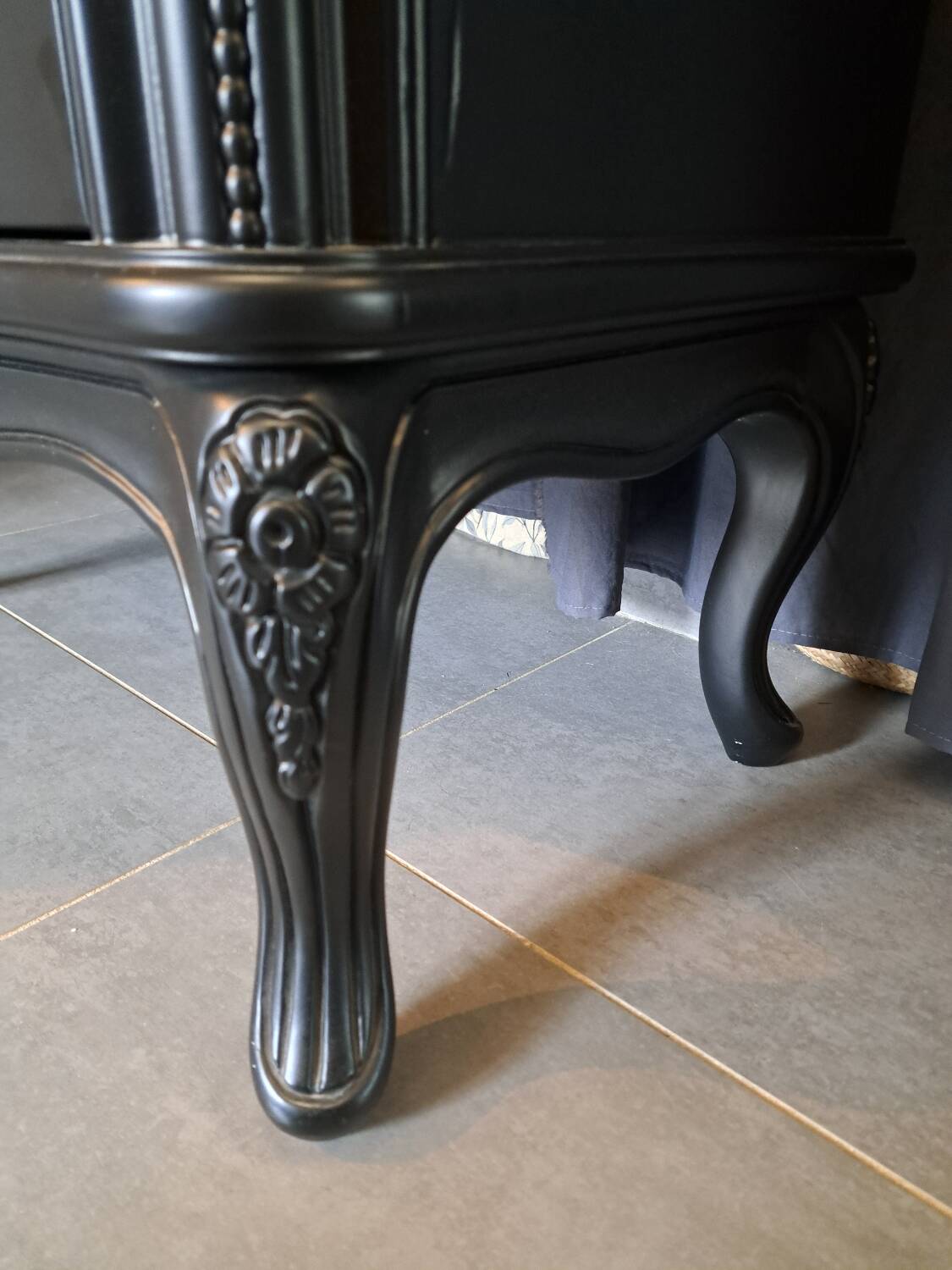 Tosconova black lacquered bookcase