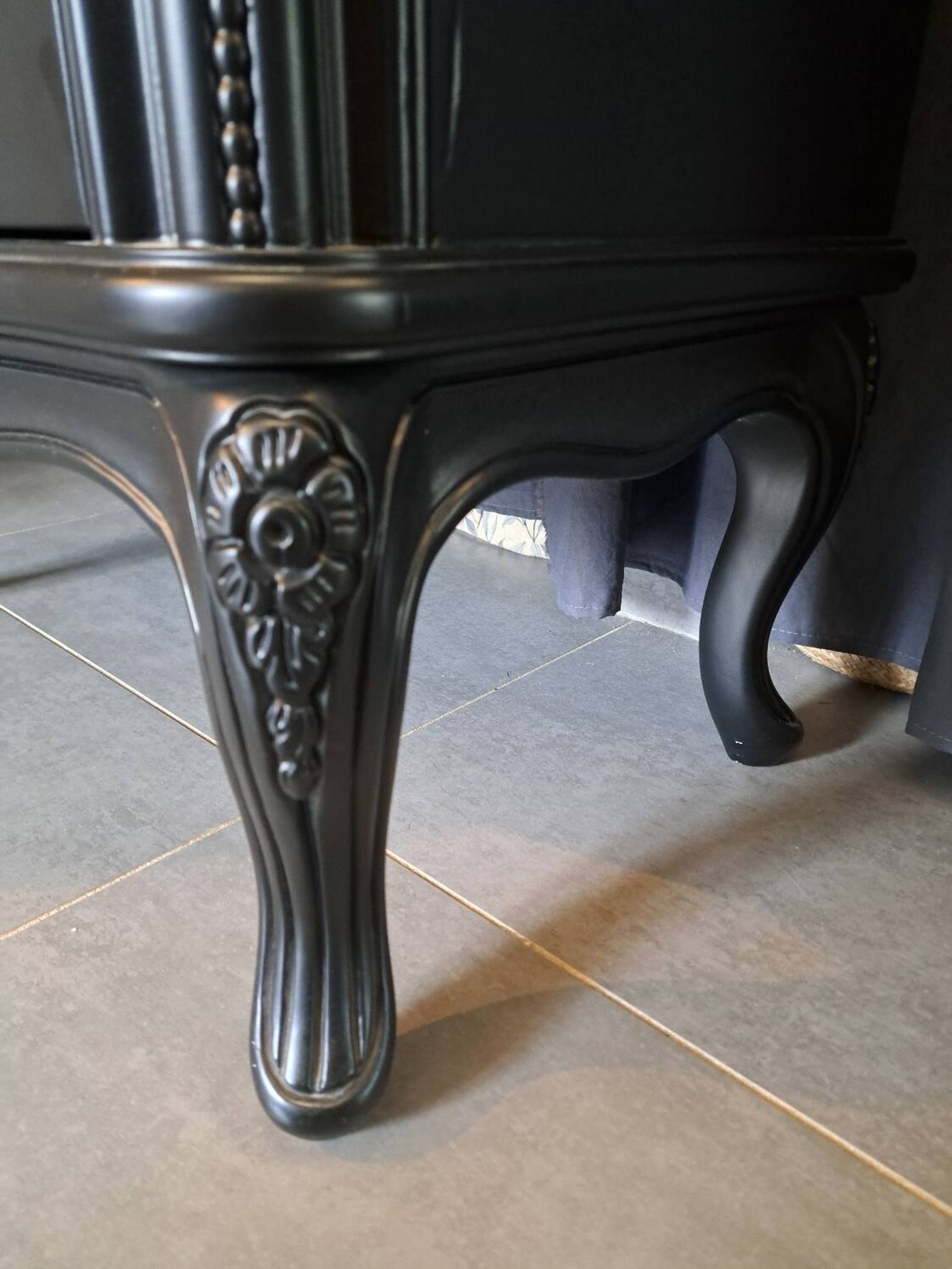 Tosconova black lacquered bookcase