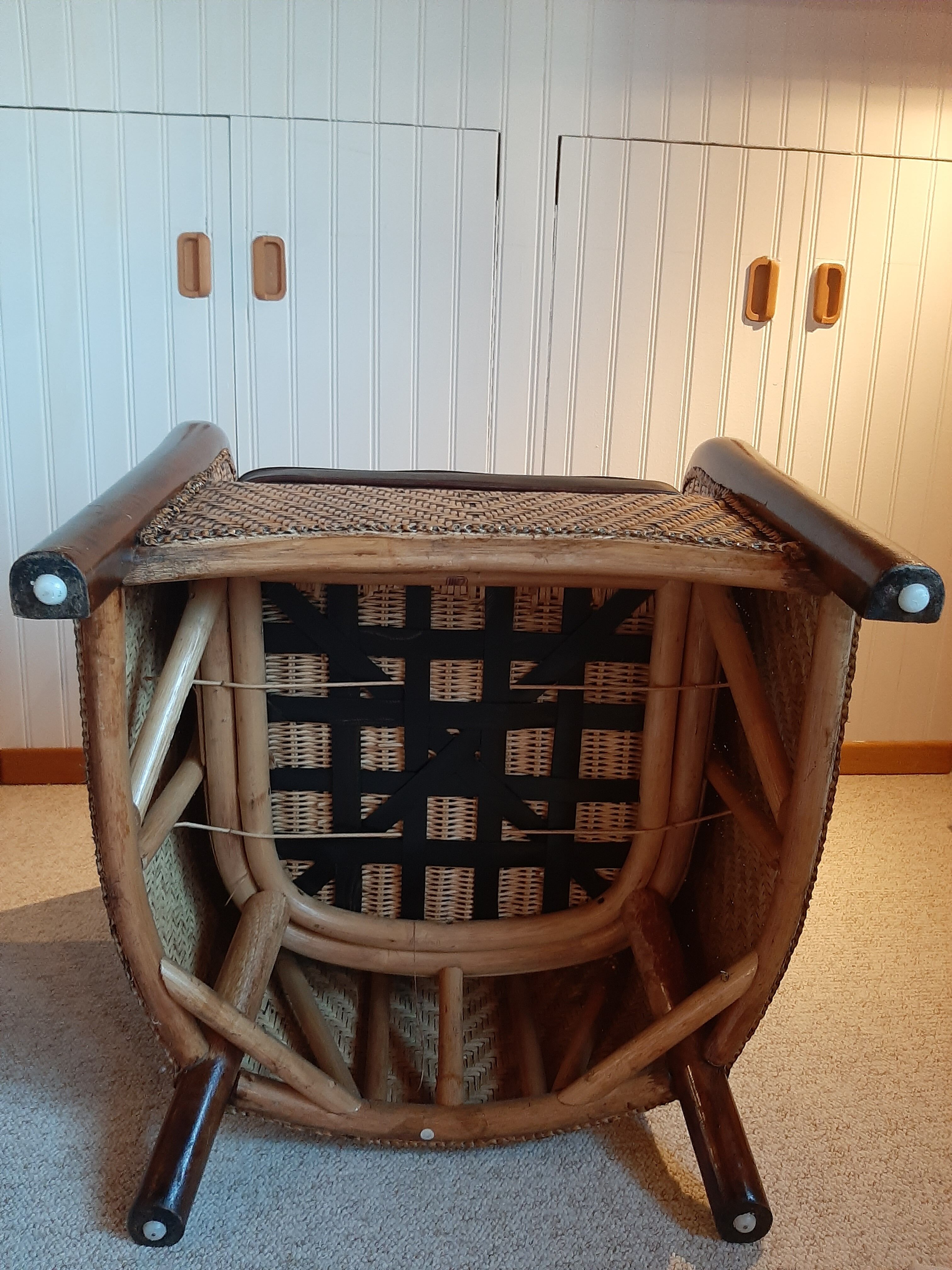 Fauteuil rotin tressé et bois exotique