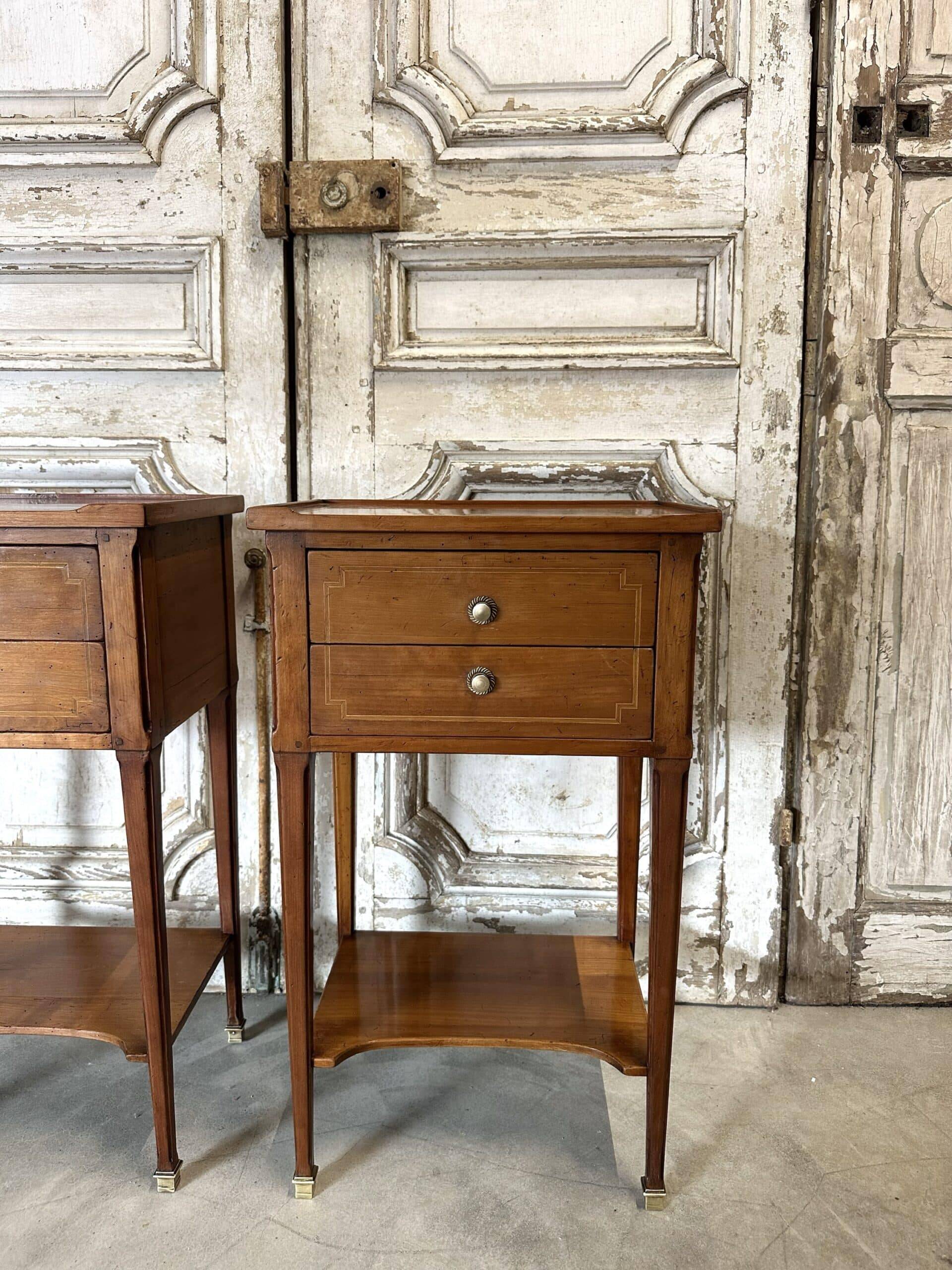 Paire de chevets de style Directoire en merisier, 20e siècle