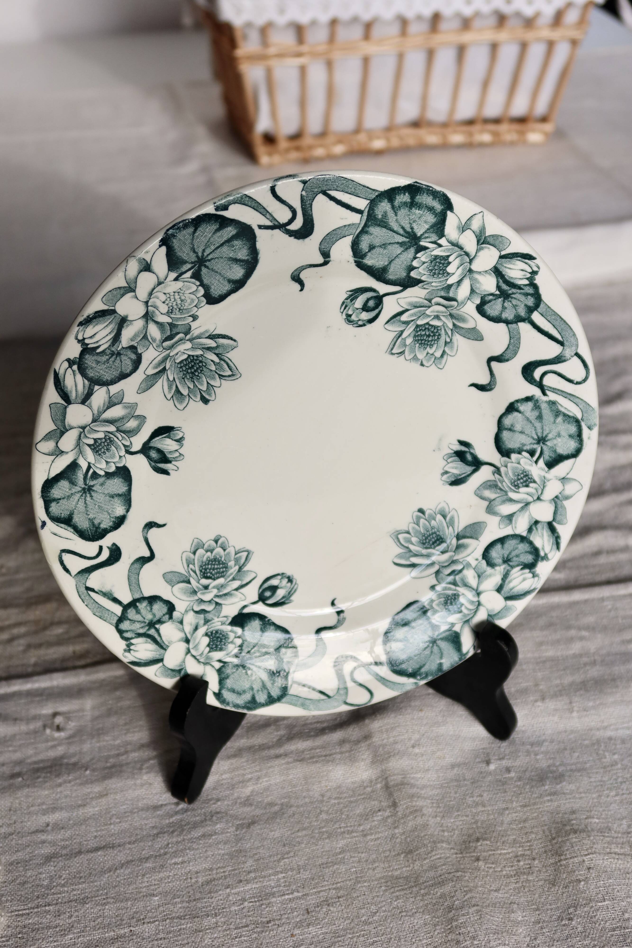 Assiette à dessert ancienne terre de fer Salins modèle Nénuphar