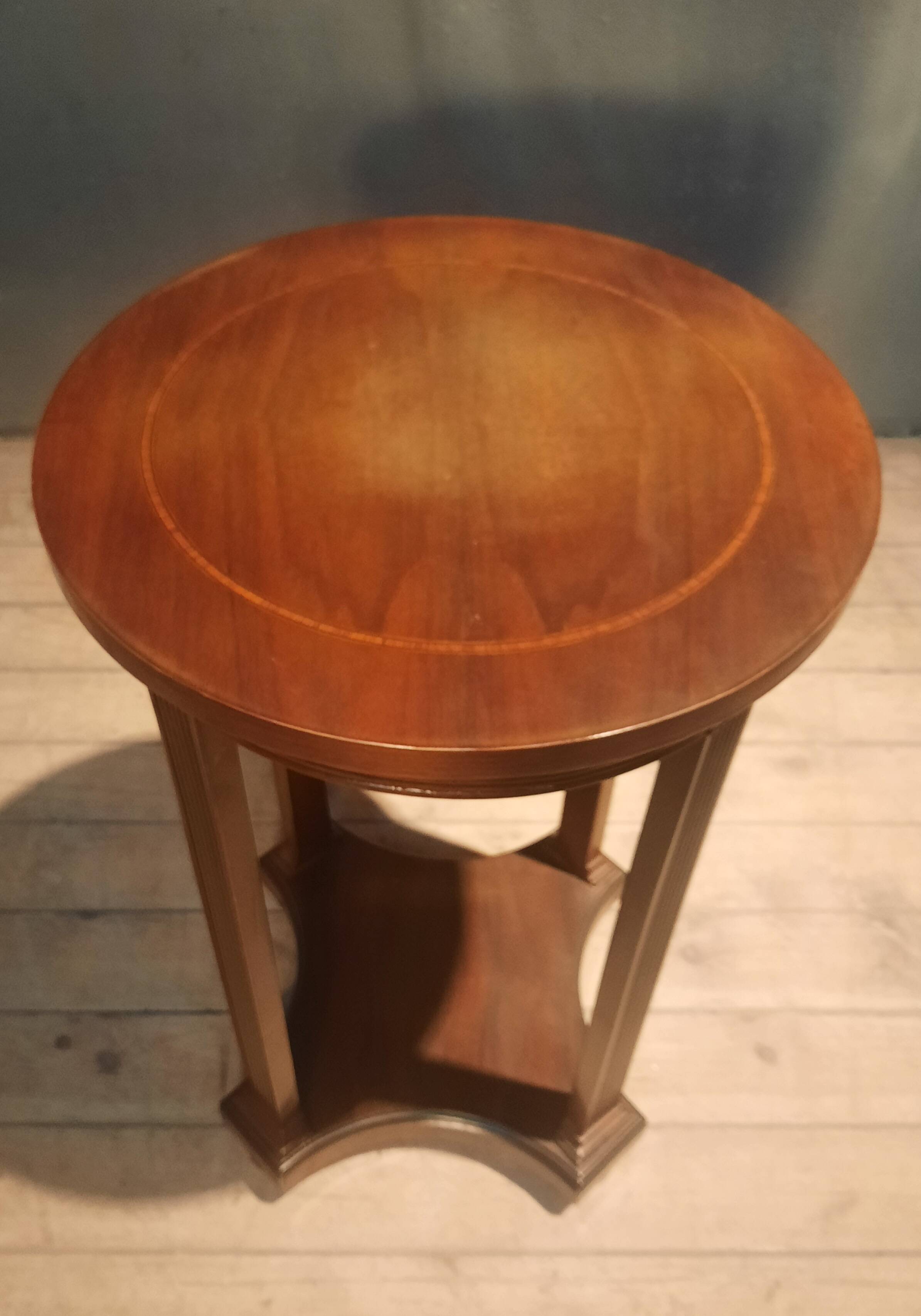 Varnished round gueridon