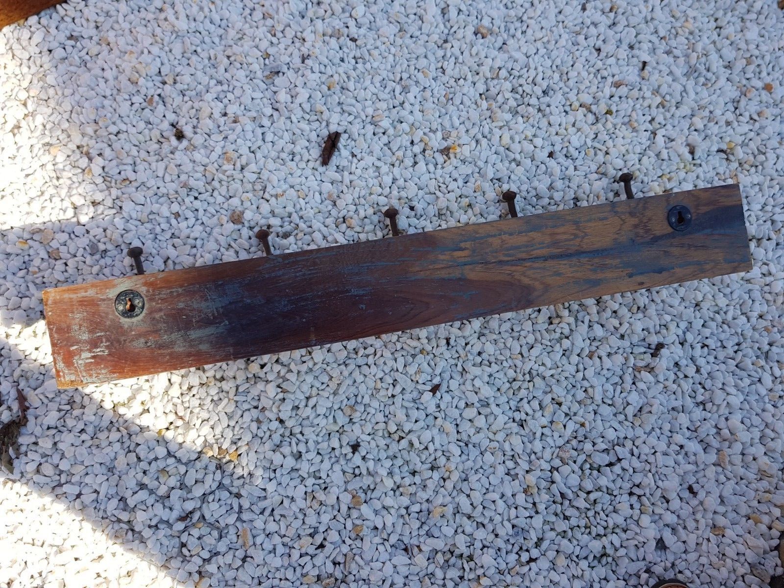 Porte manteau d'écolier en bois avec des patères en fonte