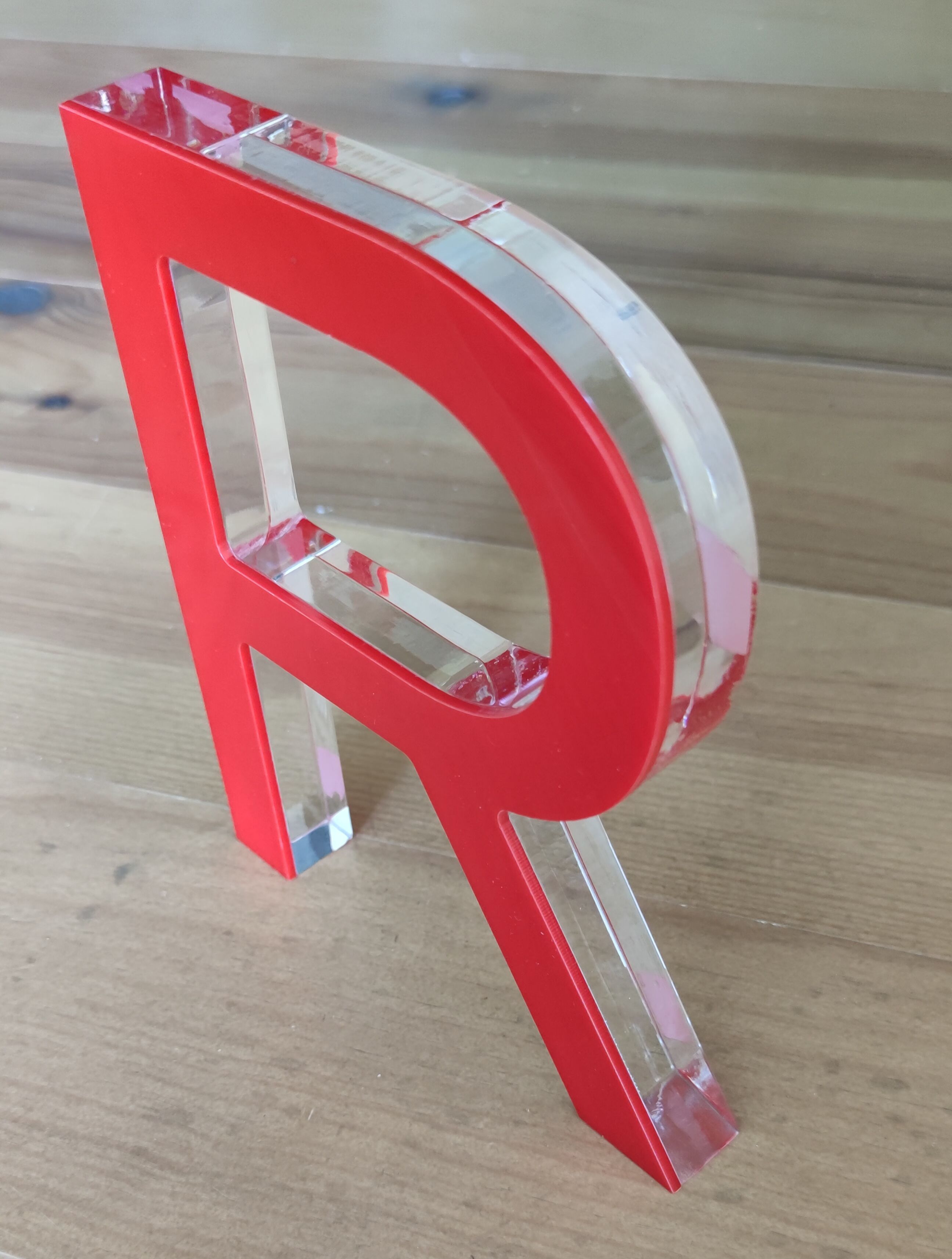 Sign letter in plexi