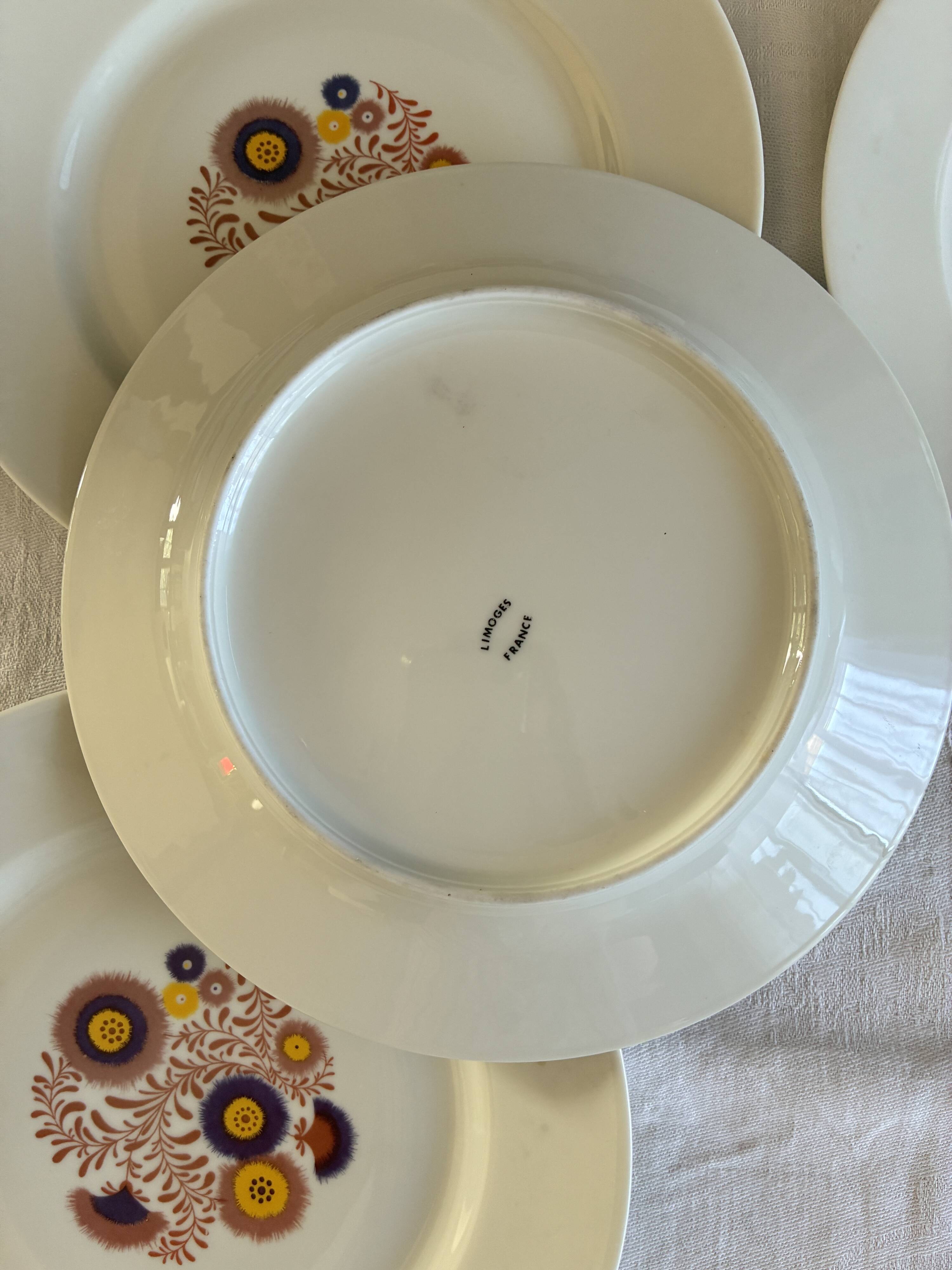 Assiettes seventies en porcelaine de Limoges