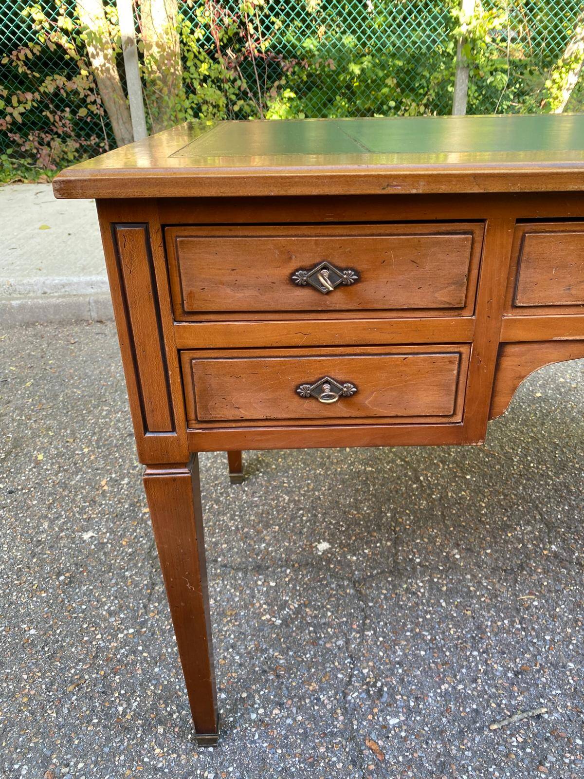 Bureau en bois massif et cuir vert extensible Louis XVI début 20ème