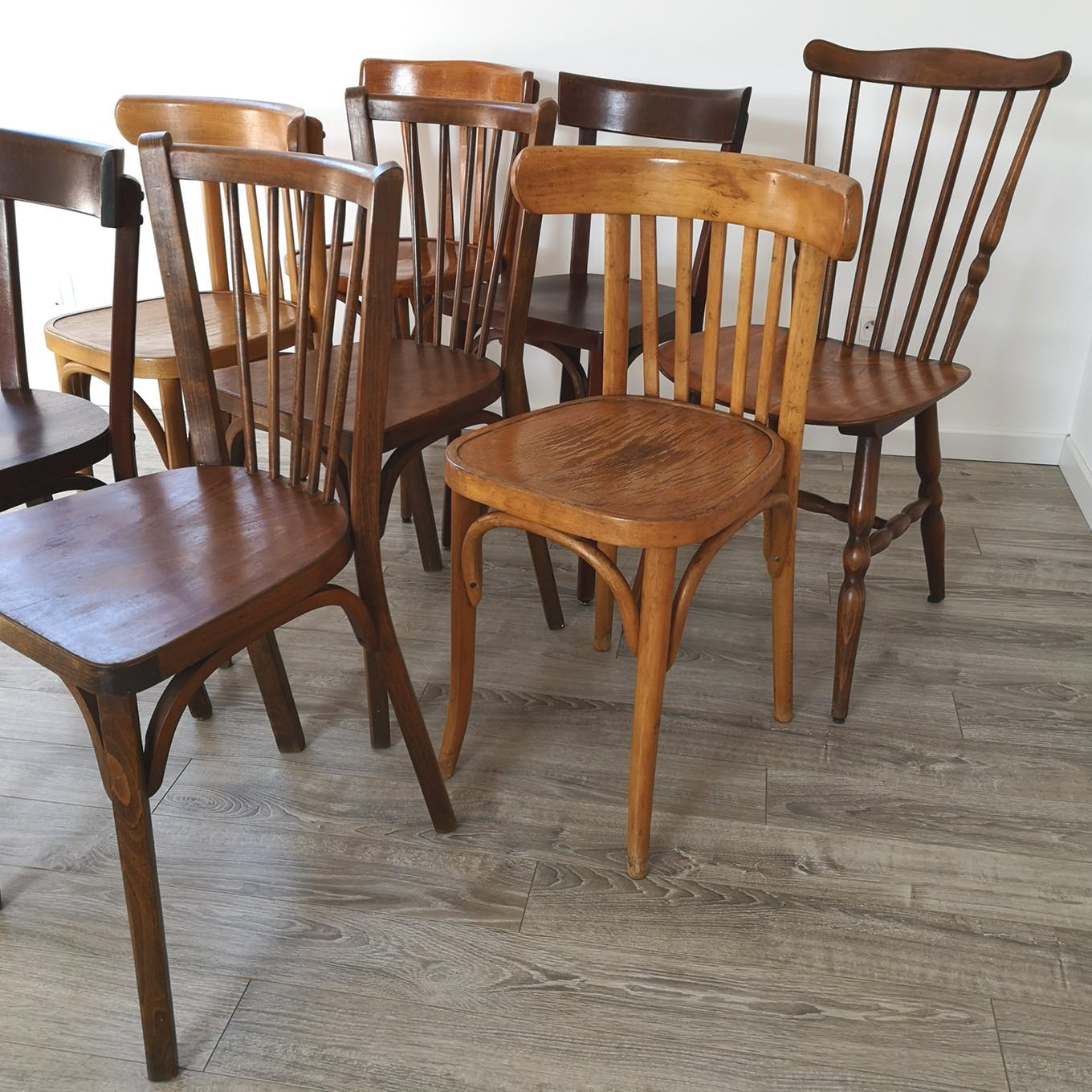 Ensemble de 8 chaises bistrot dépareillées