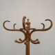 Porte-manteau perroquet ancien en bois blond