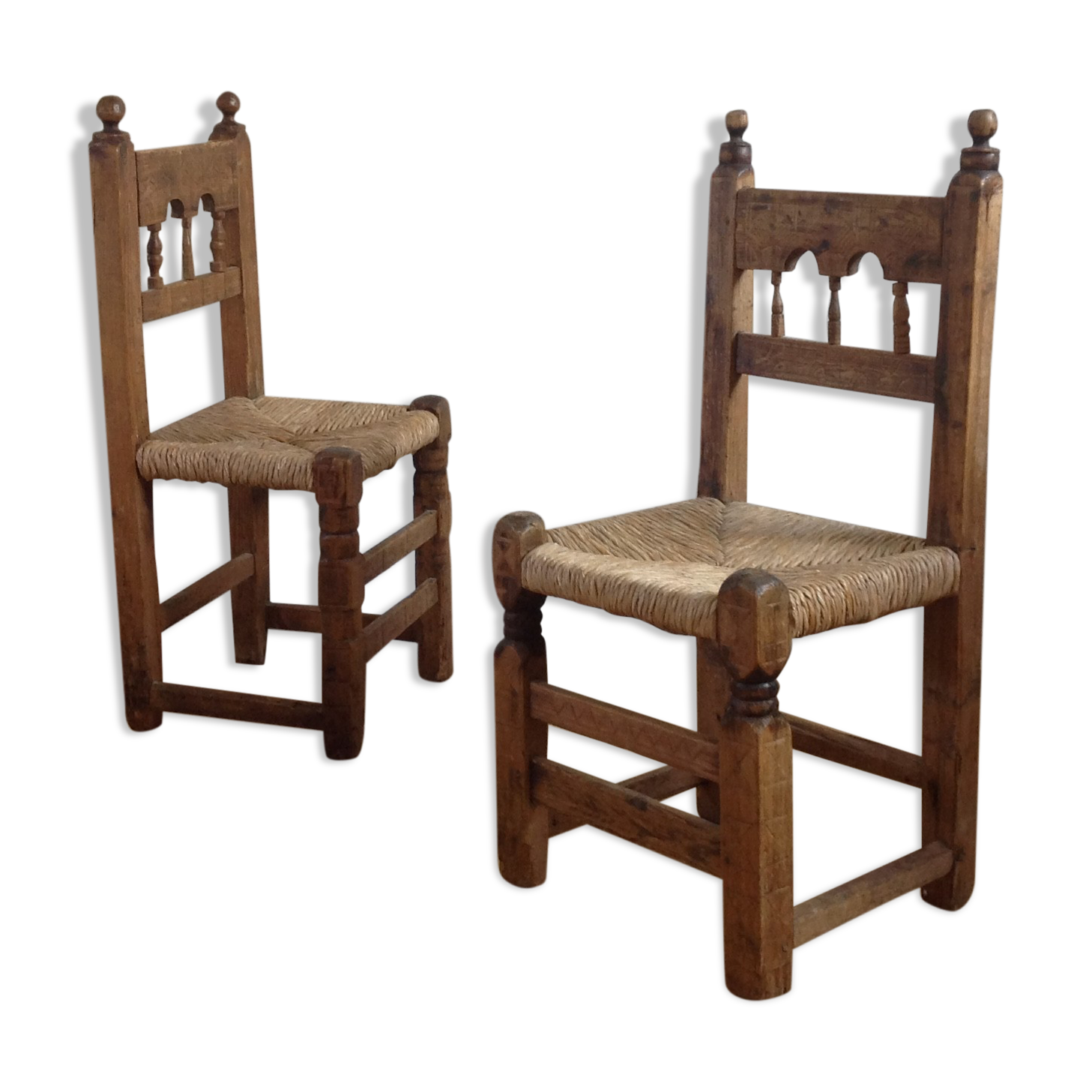 2 rustic chairs engraved in mountain folk art pine