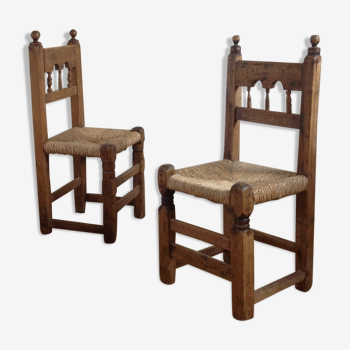 2 rustic chairs engraved in mountain folk art pine