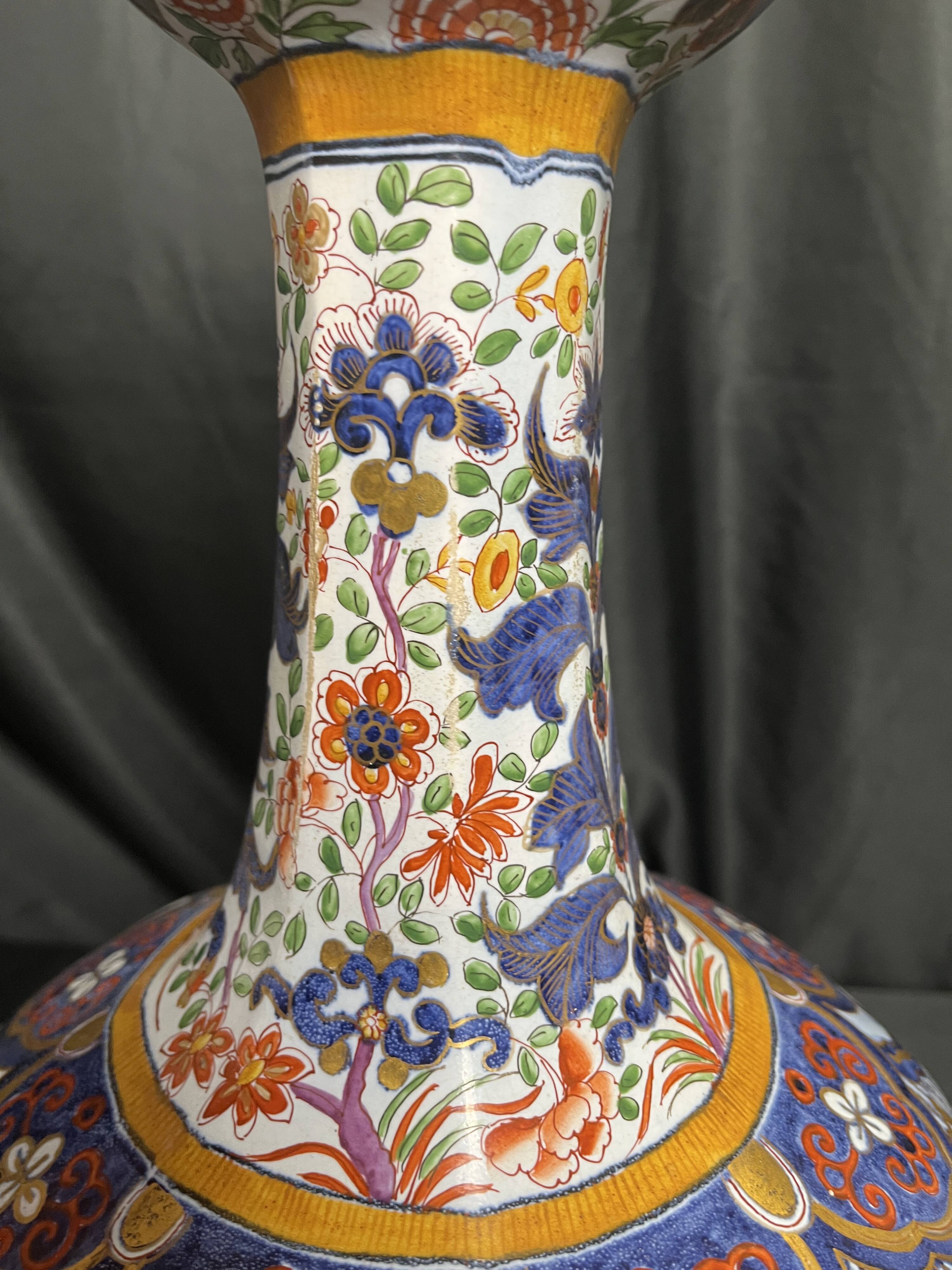 Delft, important vase pans coupés faïence émaillée XIXème