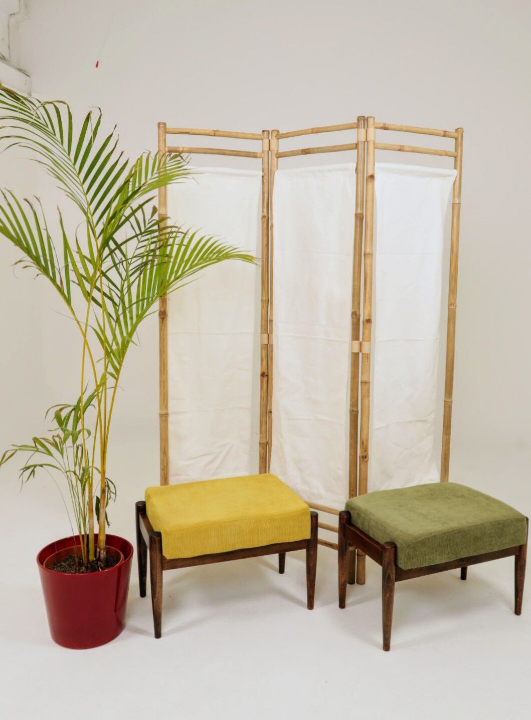 Bamboo screen with 3 frames in beige fabric.