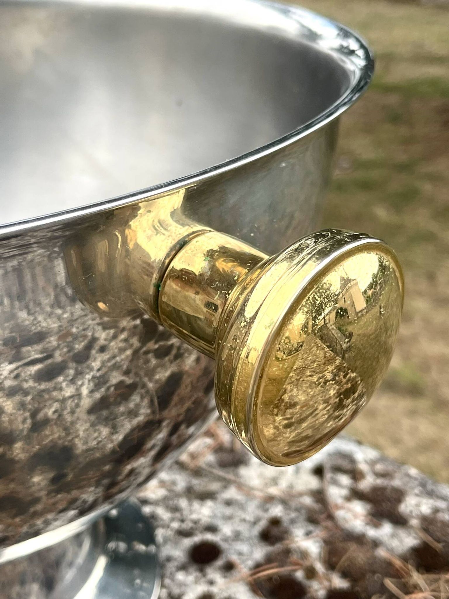 Grand seau à champagne en aluminium avec poignées dorées.