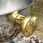 Grand seau à champagne en aluminium avec poignées dorées.