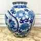 Vase chinois en porcelaine bleu blanc décoré de fleurs de lotus