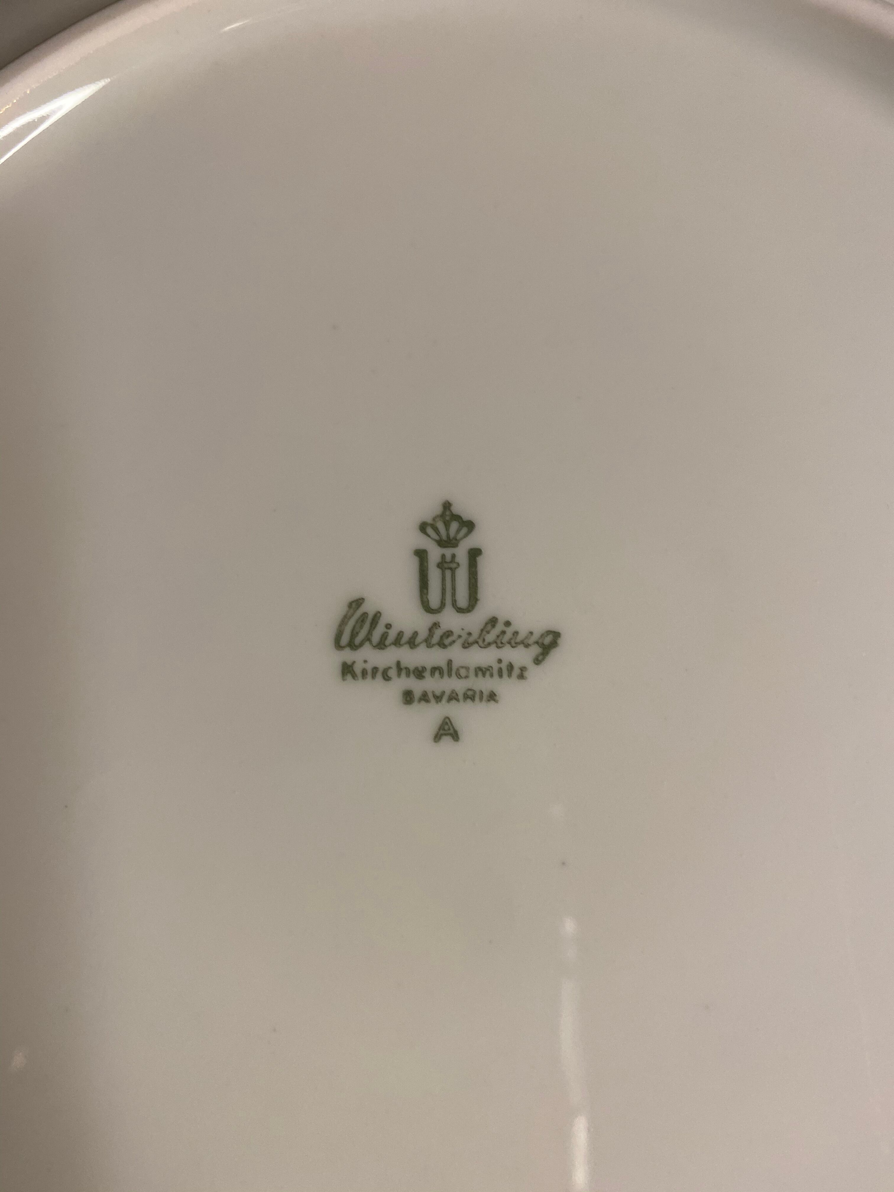 Porcelain plates with gold motifs