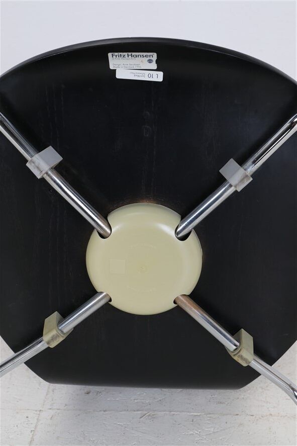 Black "3107" / "Series 7" chair by Arne Jacobsen for Fritz Hansen / Danish mid-century modern design