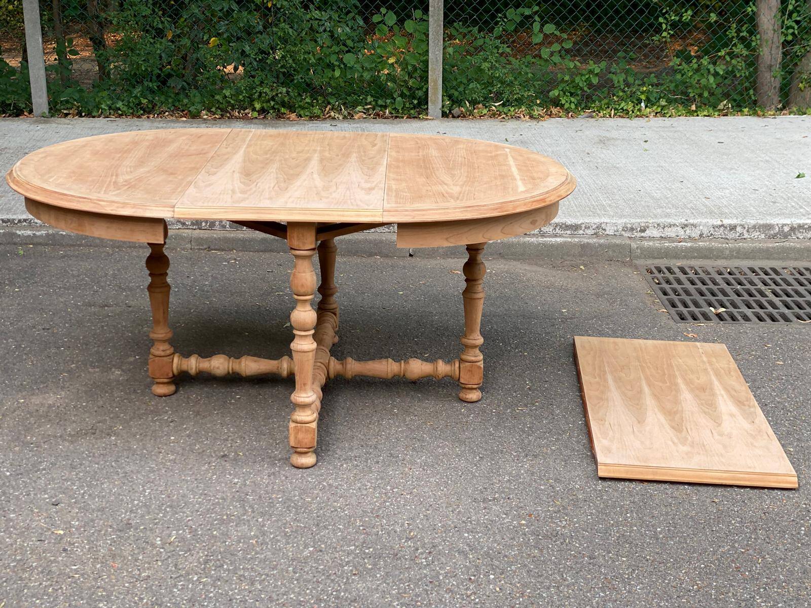 Round extendable farmhouse dining table, stripped, Louis XIII style from the 1960s.