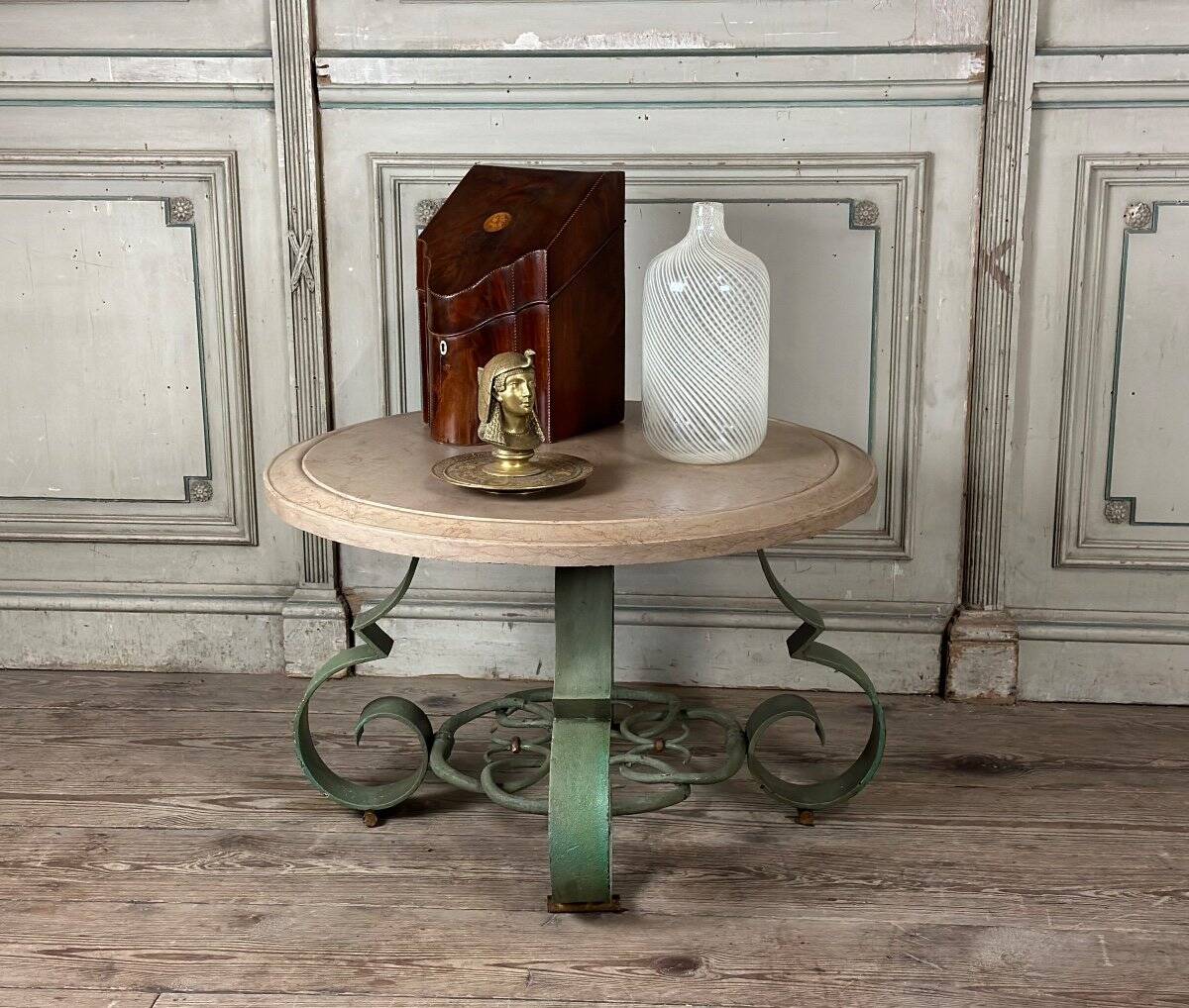 Table basse en fer forgé et marbre beige vers 1930