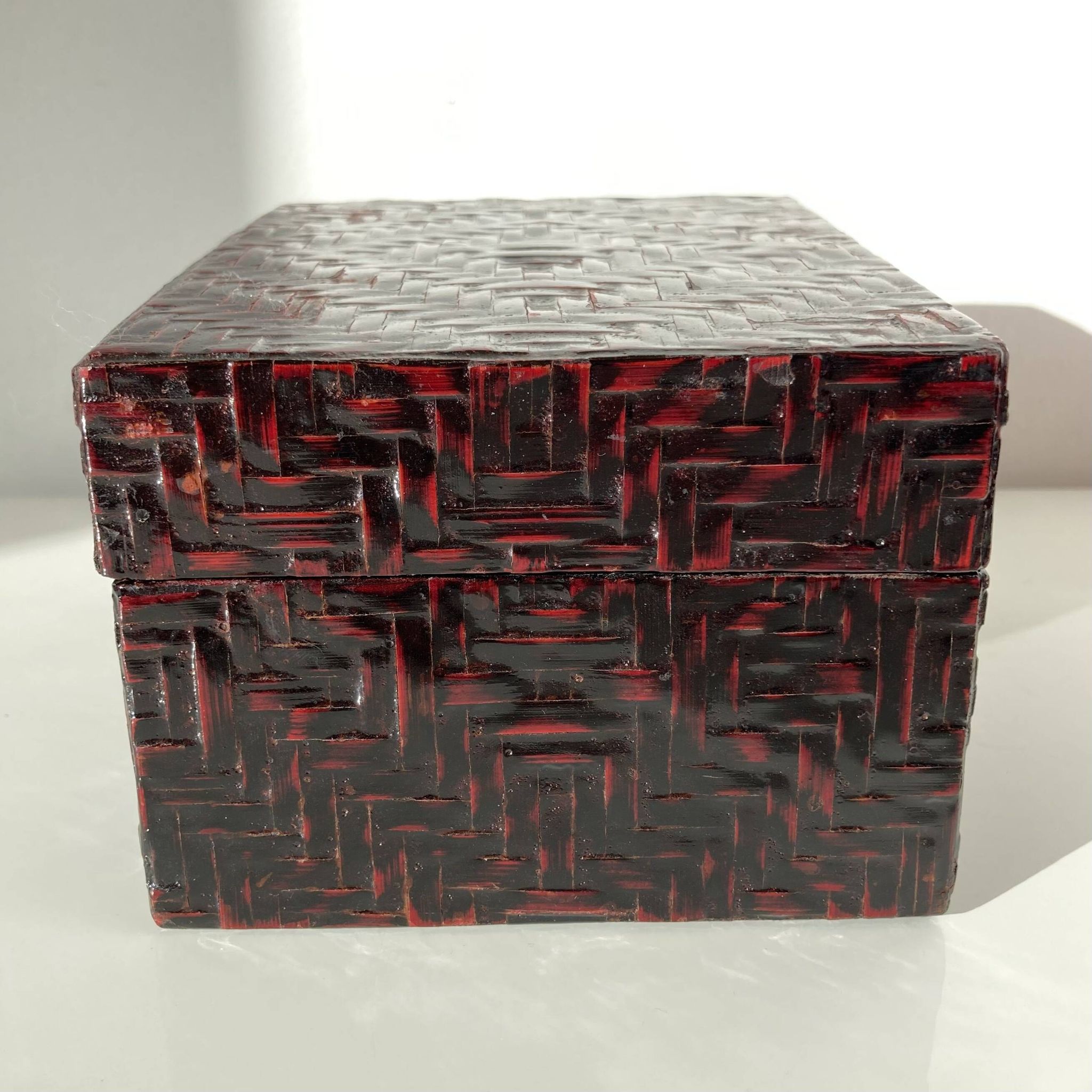 Boîte chinoise vintage de forme rectangulaire en bambou tressé et laqué
