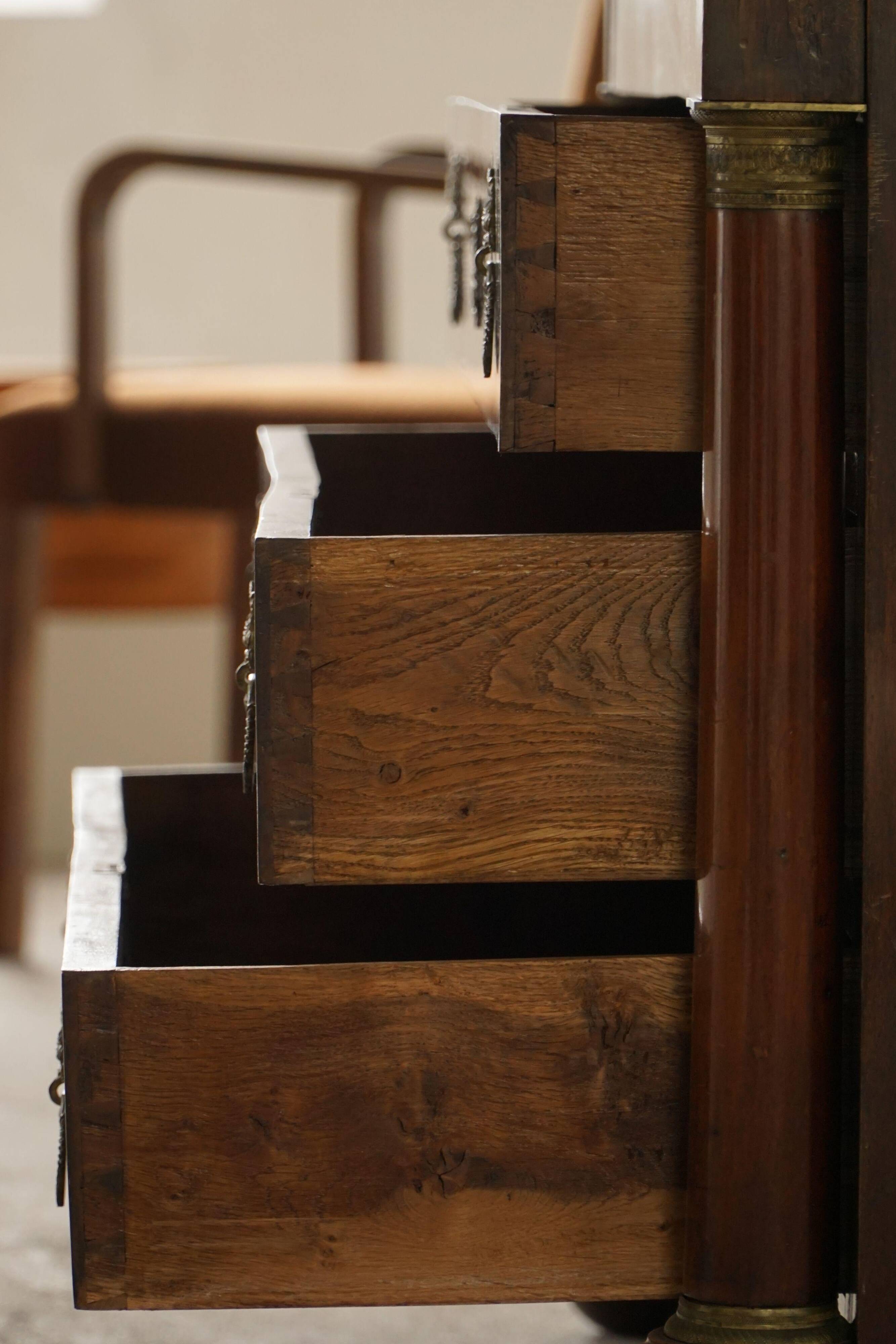 French Empire Commode / Commode, walnut and bronze mounts, 19th century