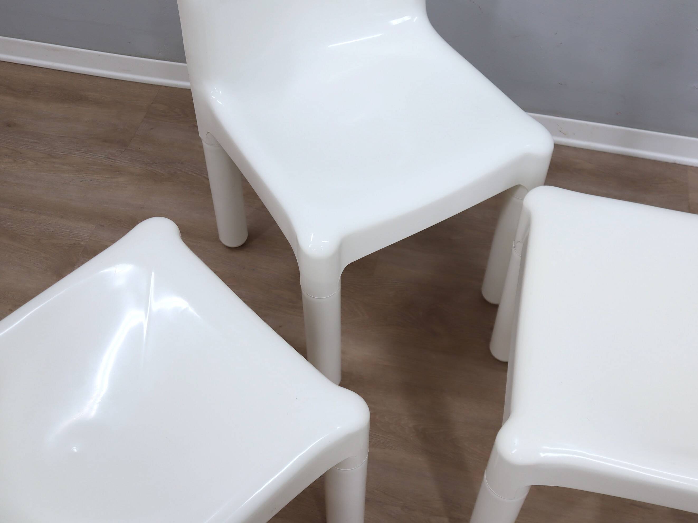 1970s Kartell Model 4875 chair by Carlo Bartoli white color, one piece