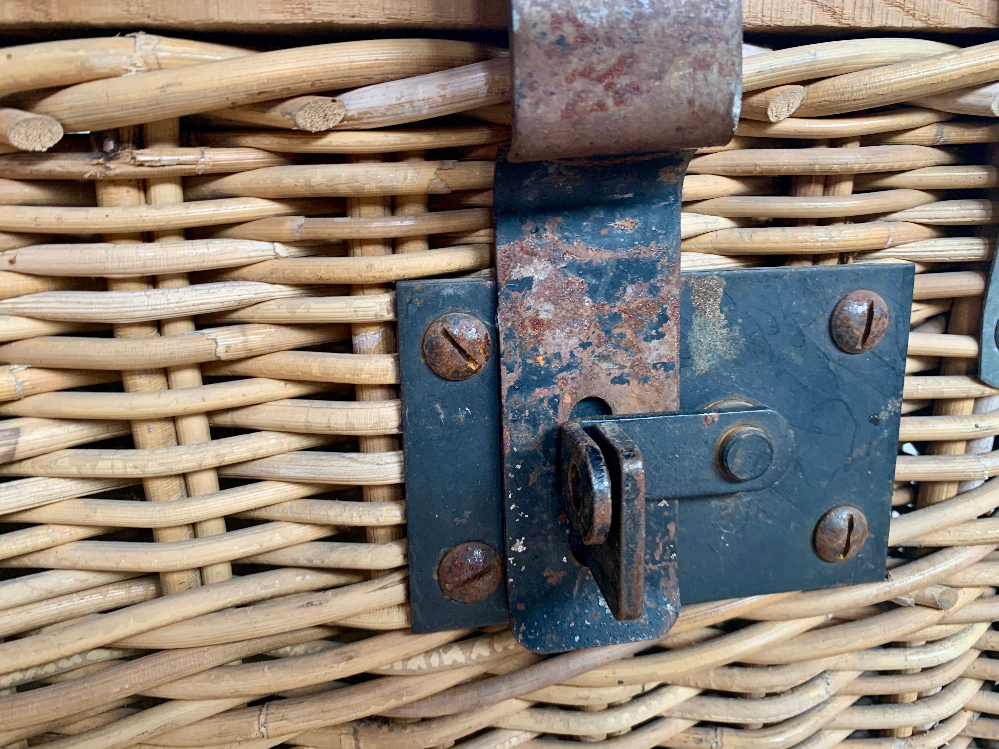 Former sncf travel trunk in rattan early XXeme