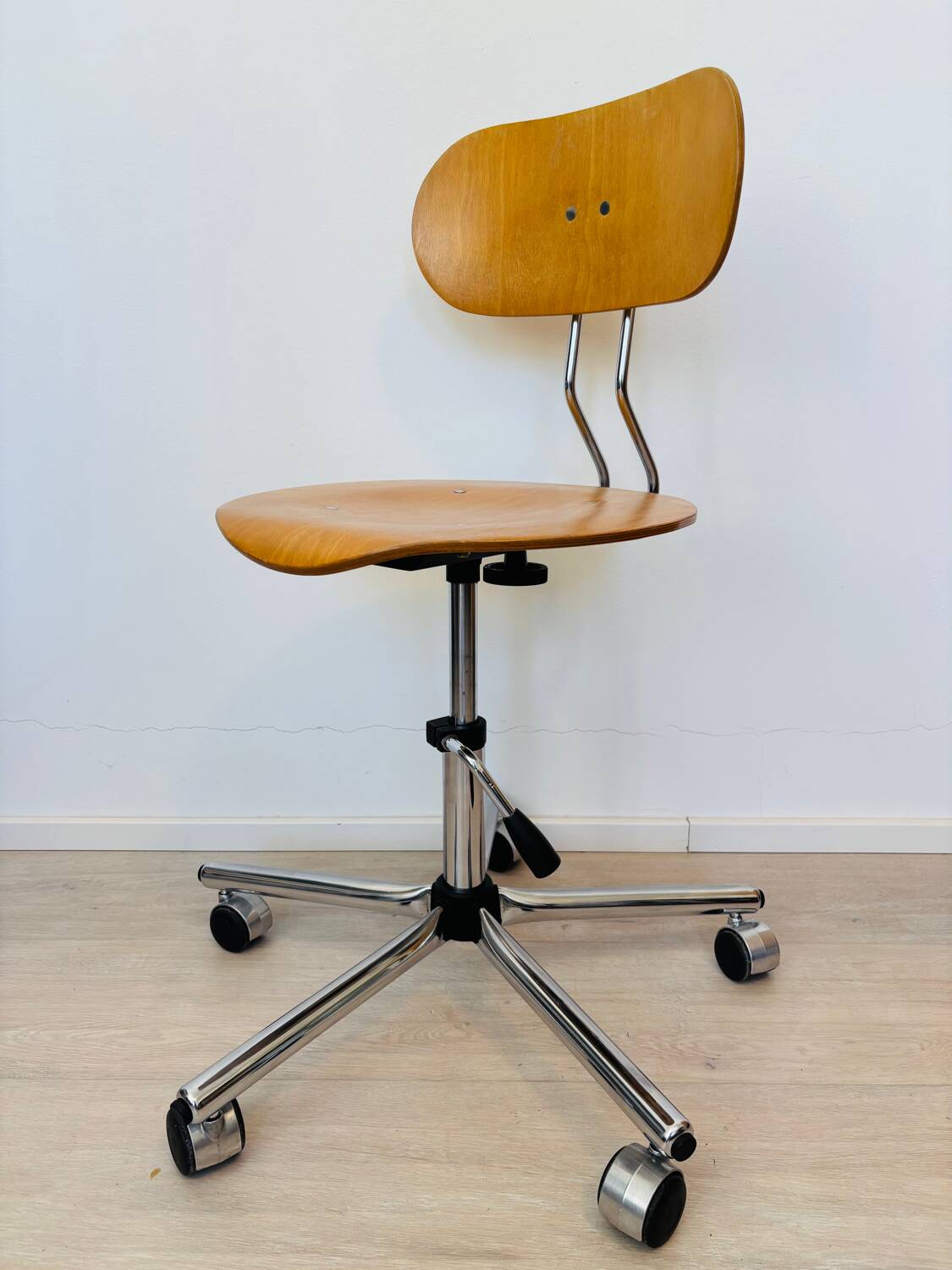 Chaise de bureau industrielle vintage en bois Kovona, Tchécoslovaquie, années 1970