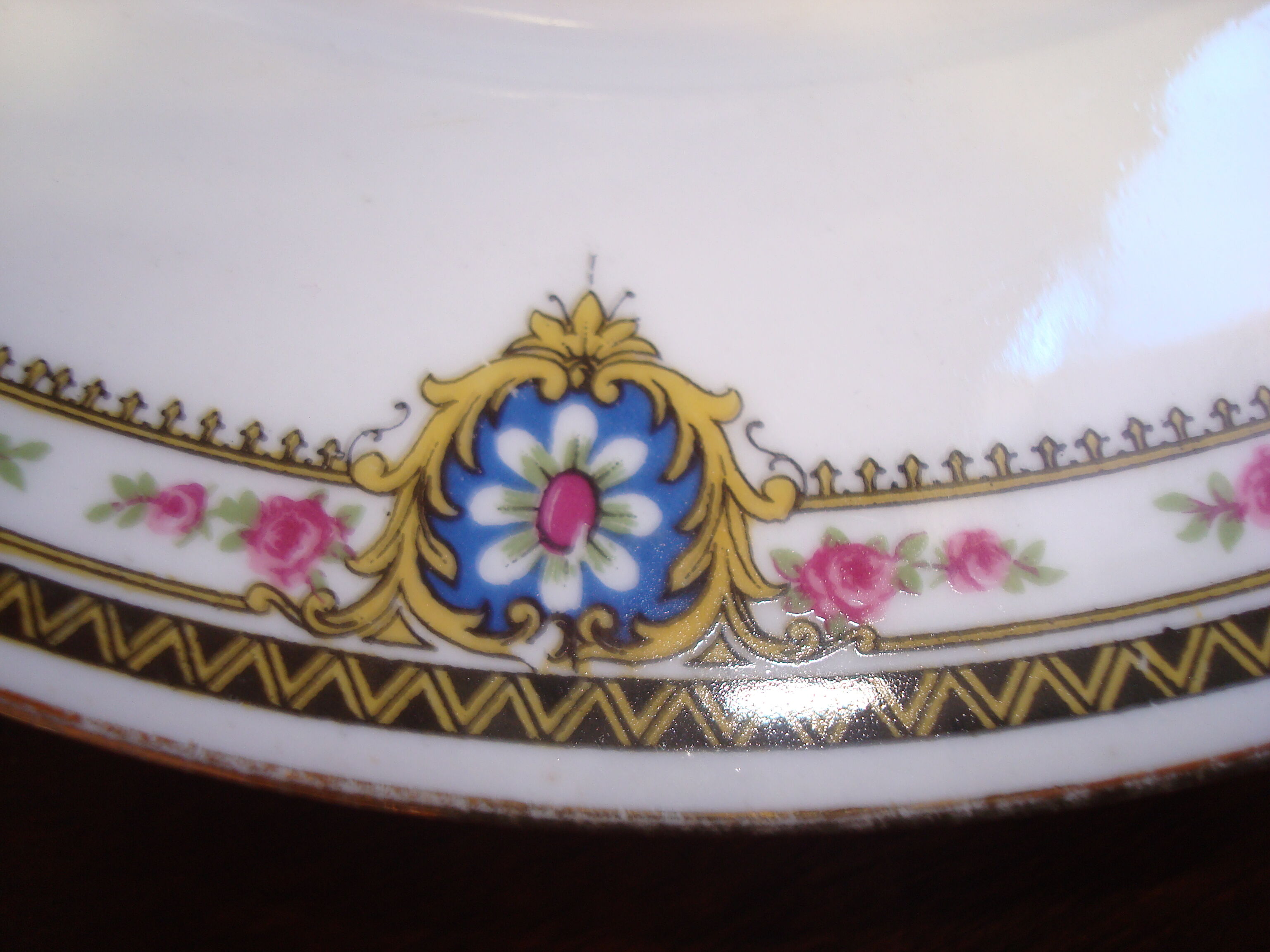 6 flat porcelain plates, "B.F Limoges" garlands of roses and geometric frieze, lot 1.