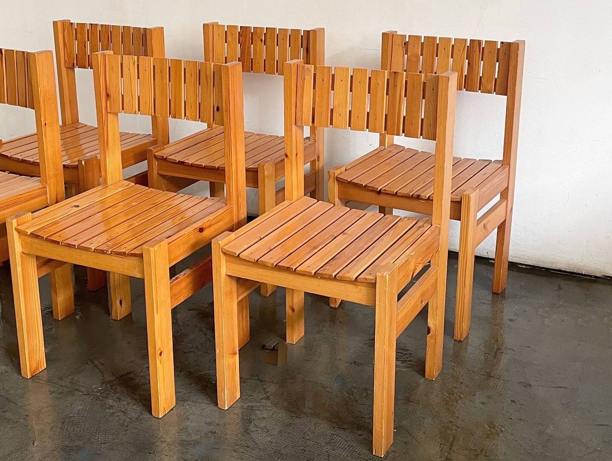 Set de 6 chaises rationalistes en pin massif, Espagne, années 1970.