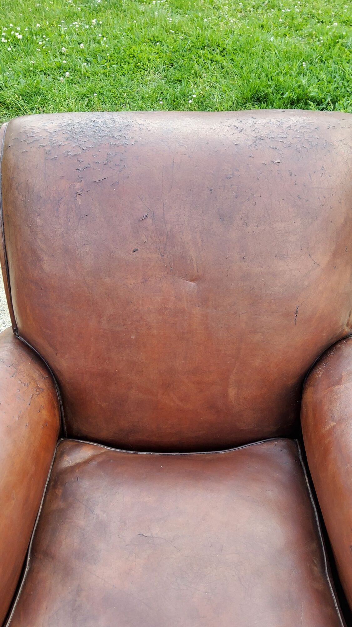 Paire de fauteuils club en cuir brun des années 30