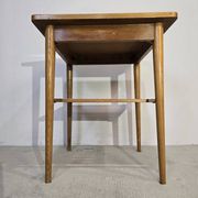 Table basse en bois des années 70 avec étagère à lattes.