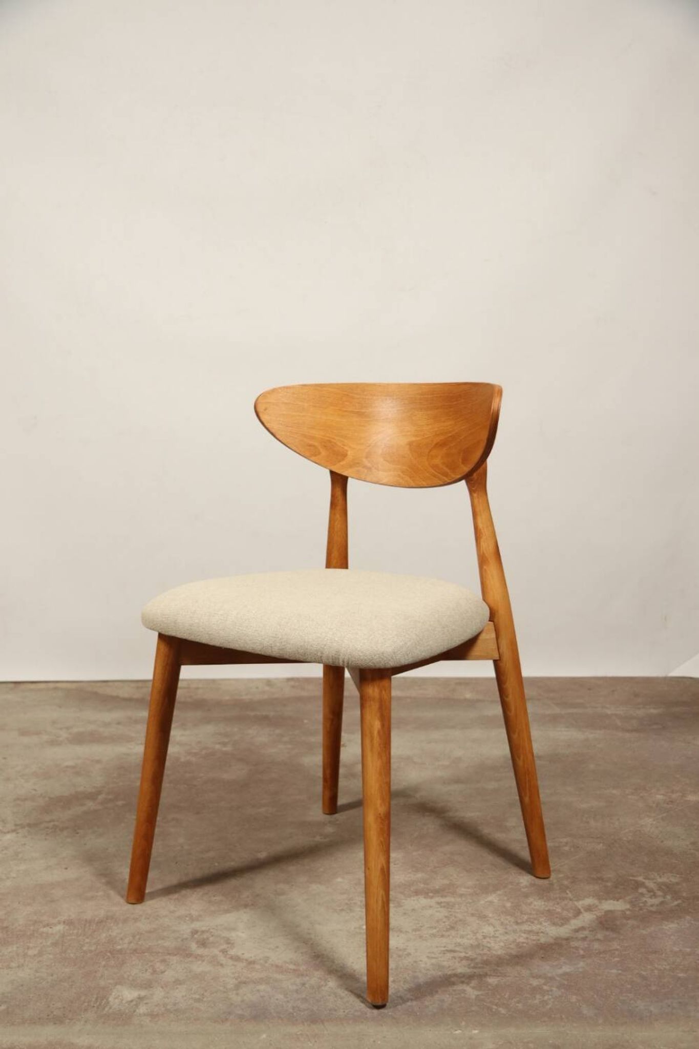 Chaise de table scandinave tissu beige bois naturel style minimaliste design ethnique personnalisation possible