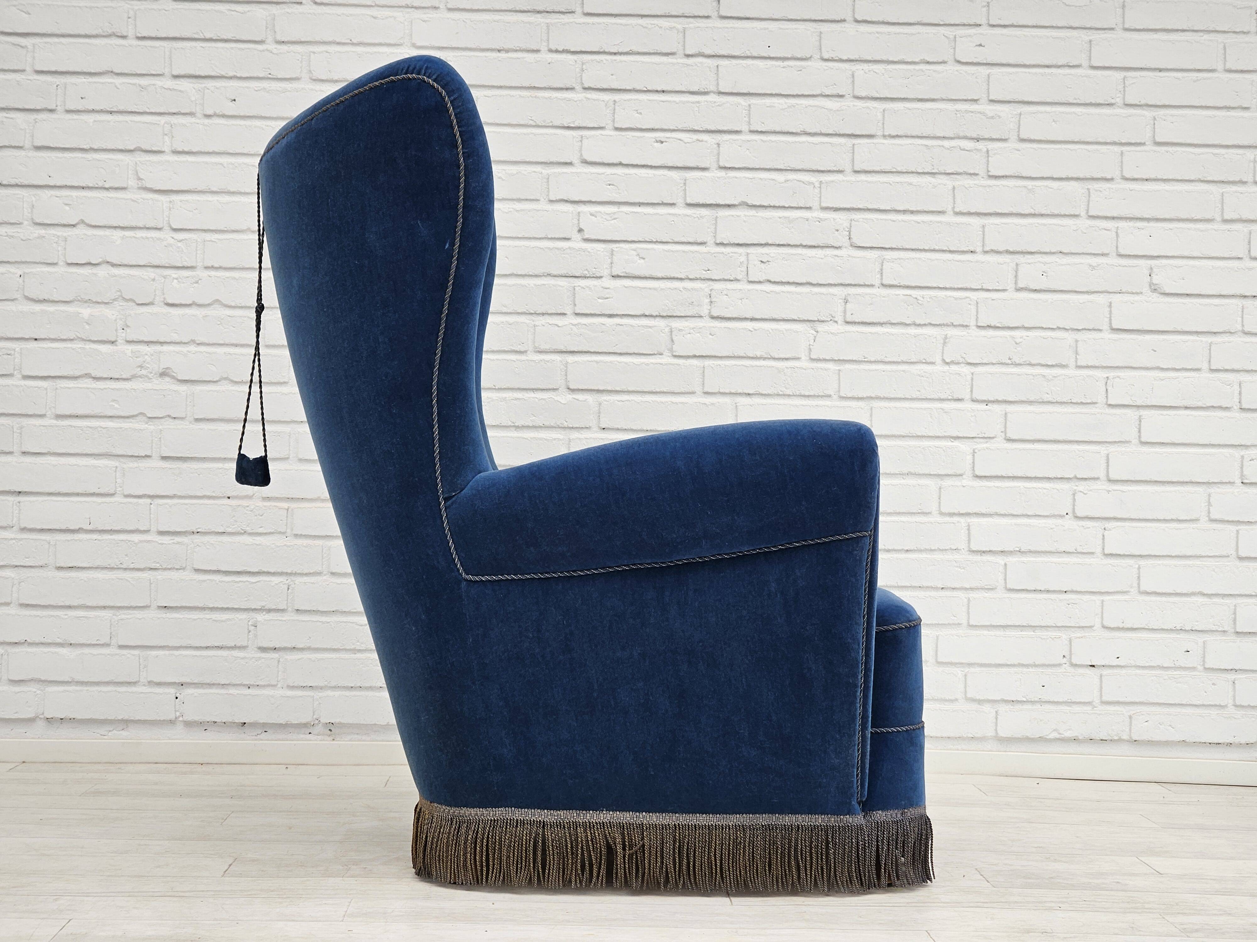 Années 1960, fauteuil relax danois à dossier haut, état d'origine, meuble en velours bleu.