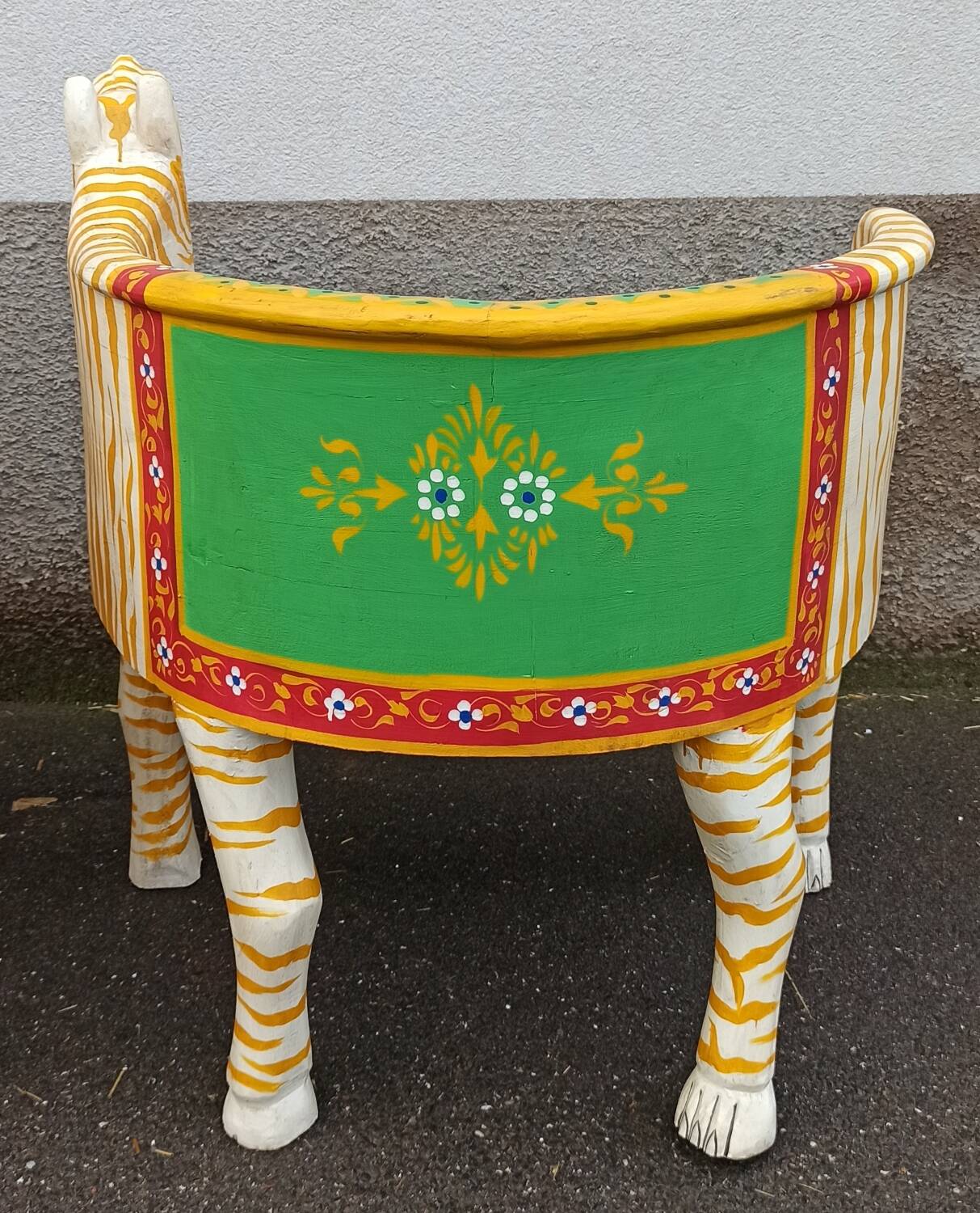 Paire de fauteuils en bois apparence "tigre"