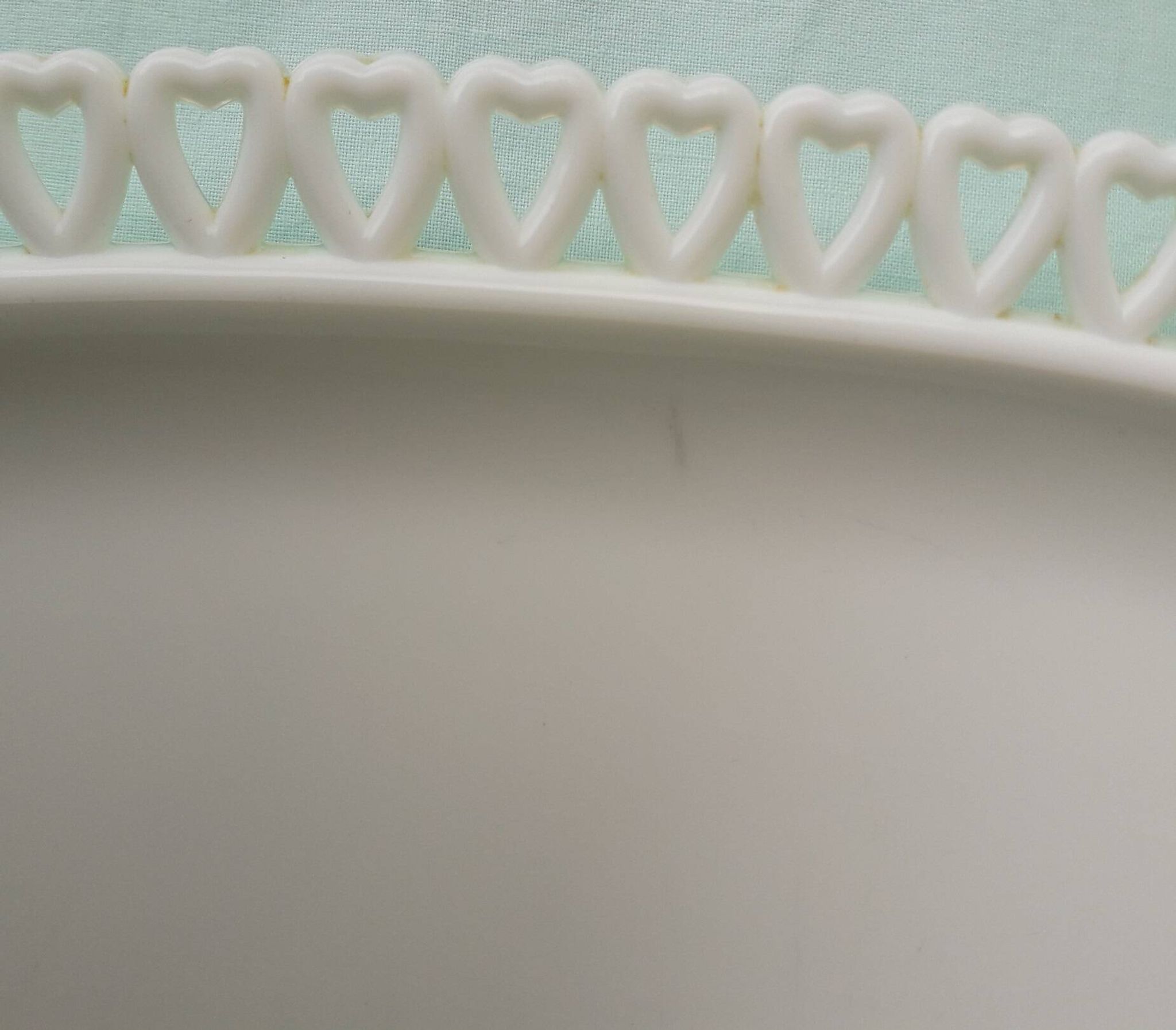 Plat en opaline blanche