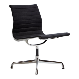 Chaise de bureau EA105 par Charles & Ray Eames pour Vitra