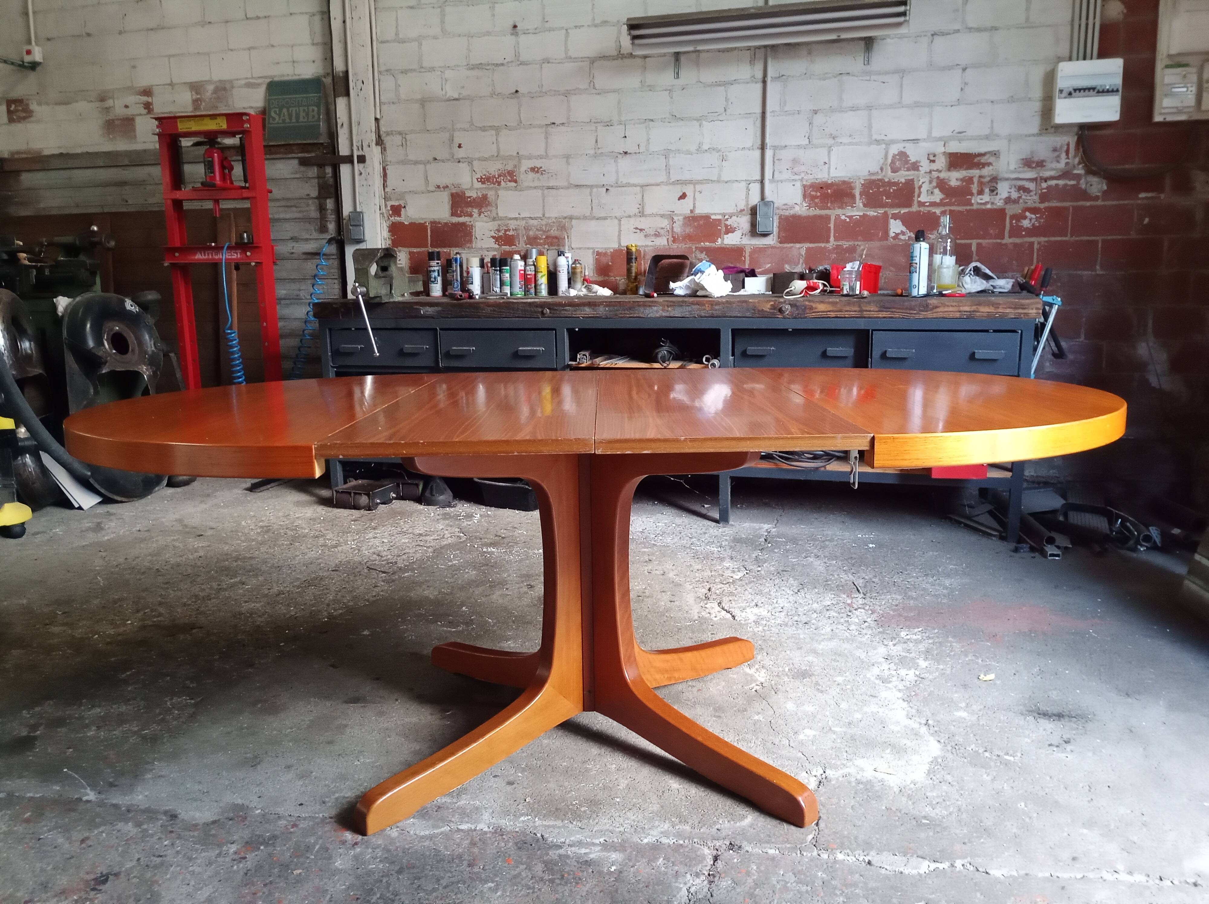 Scandinavian extending table