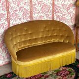 Canapé crapaud capitonné en velours moutarde