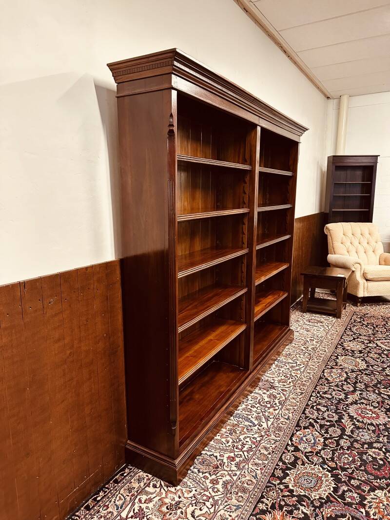 Bibliothèque classique en acajou anglais